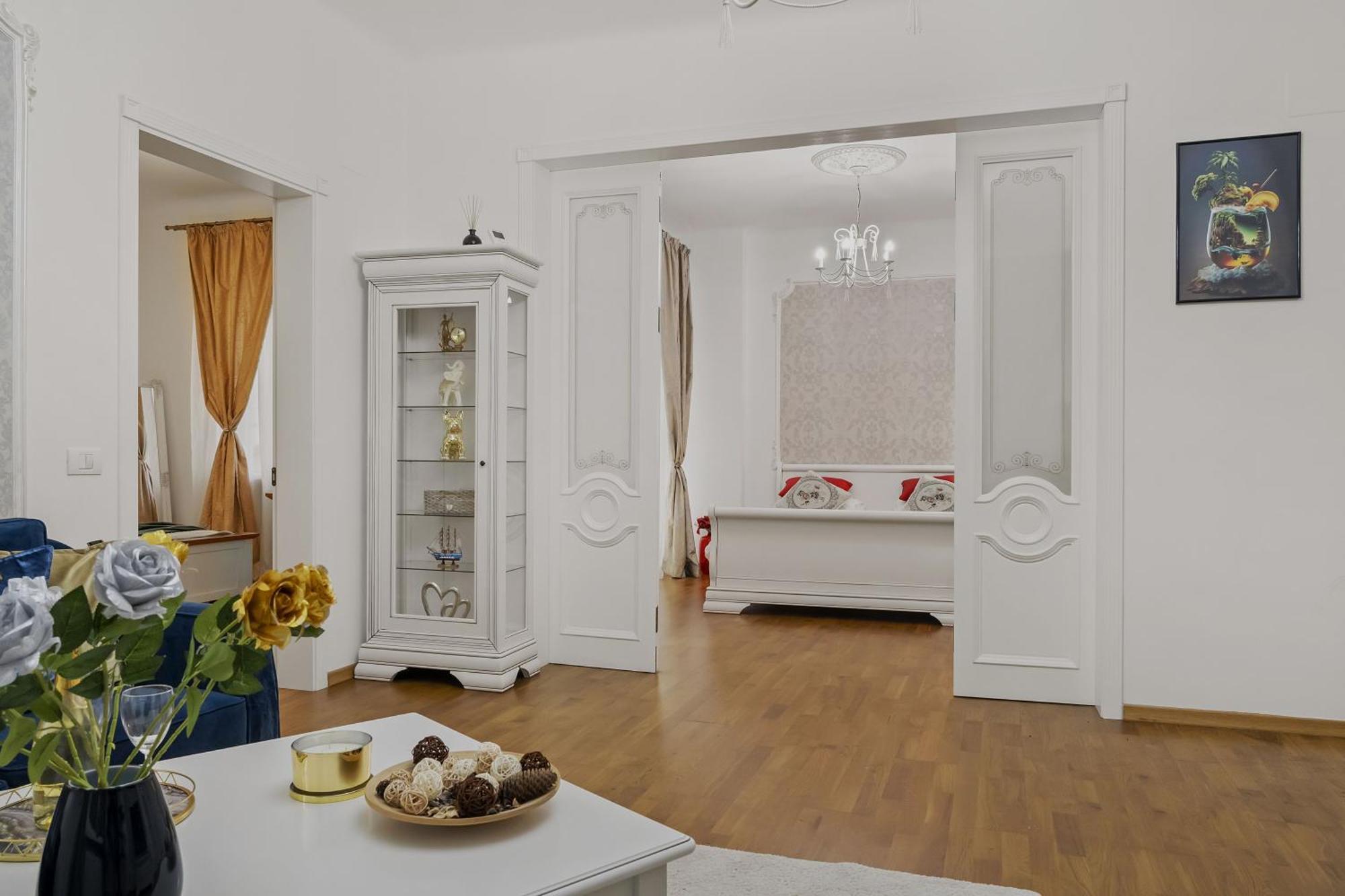 Sweet Luxury Three Rooms Apartment City Center Universitate Бухарест Экстерьер фото